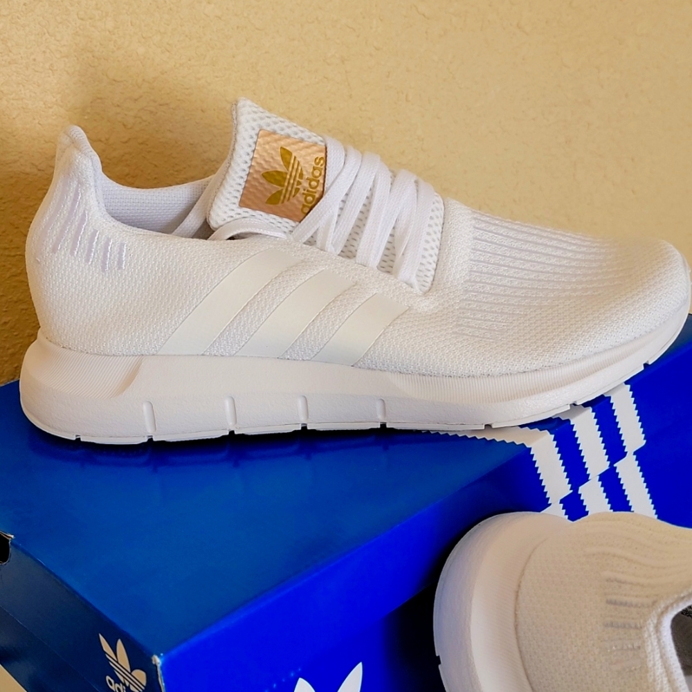 BRAND NEW/ Women's Adidas Original Swift Run Casual Shoes, White, size 9